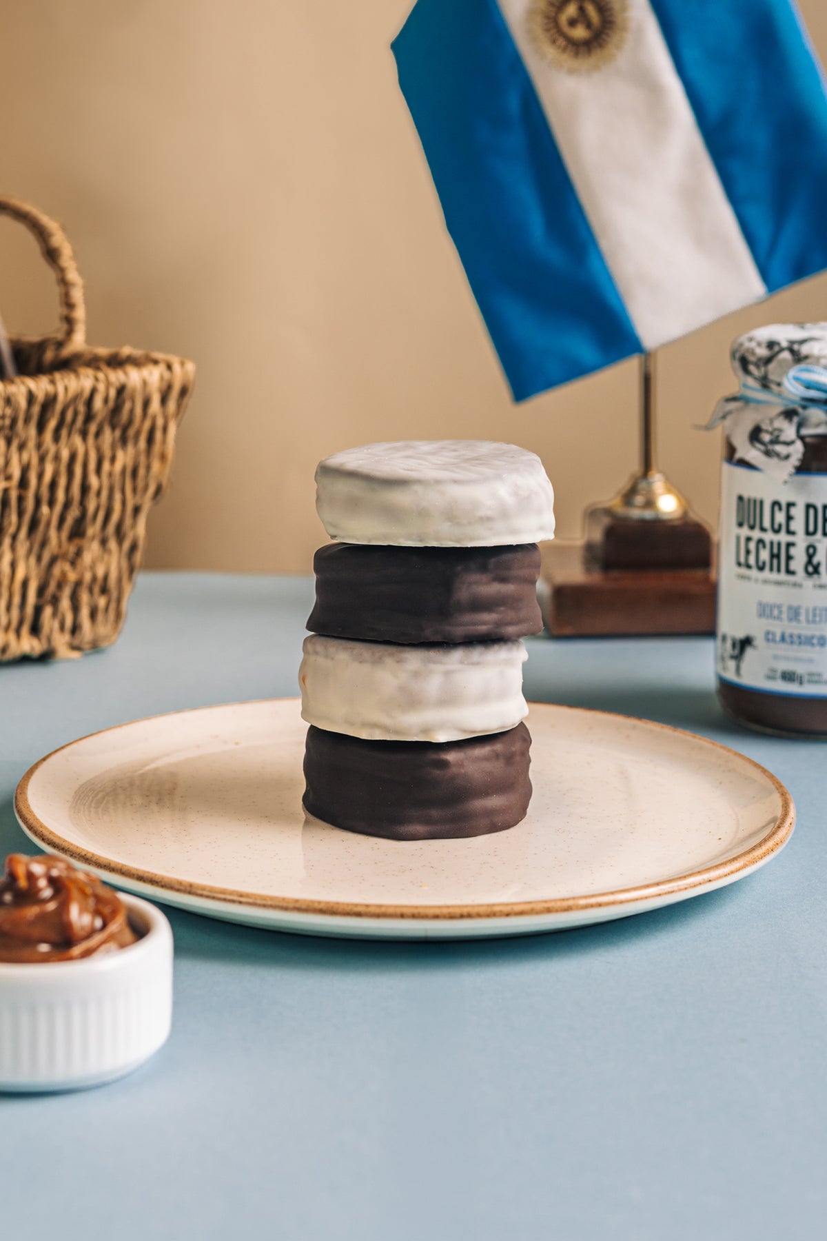 Alfajor MIX de Chocolate Branco e Meio Amargo 60g caixa x 6 unidades