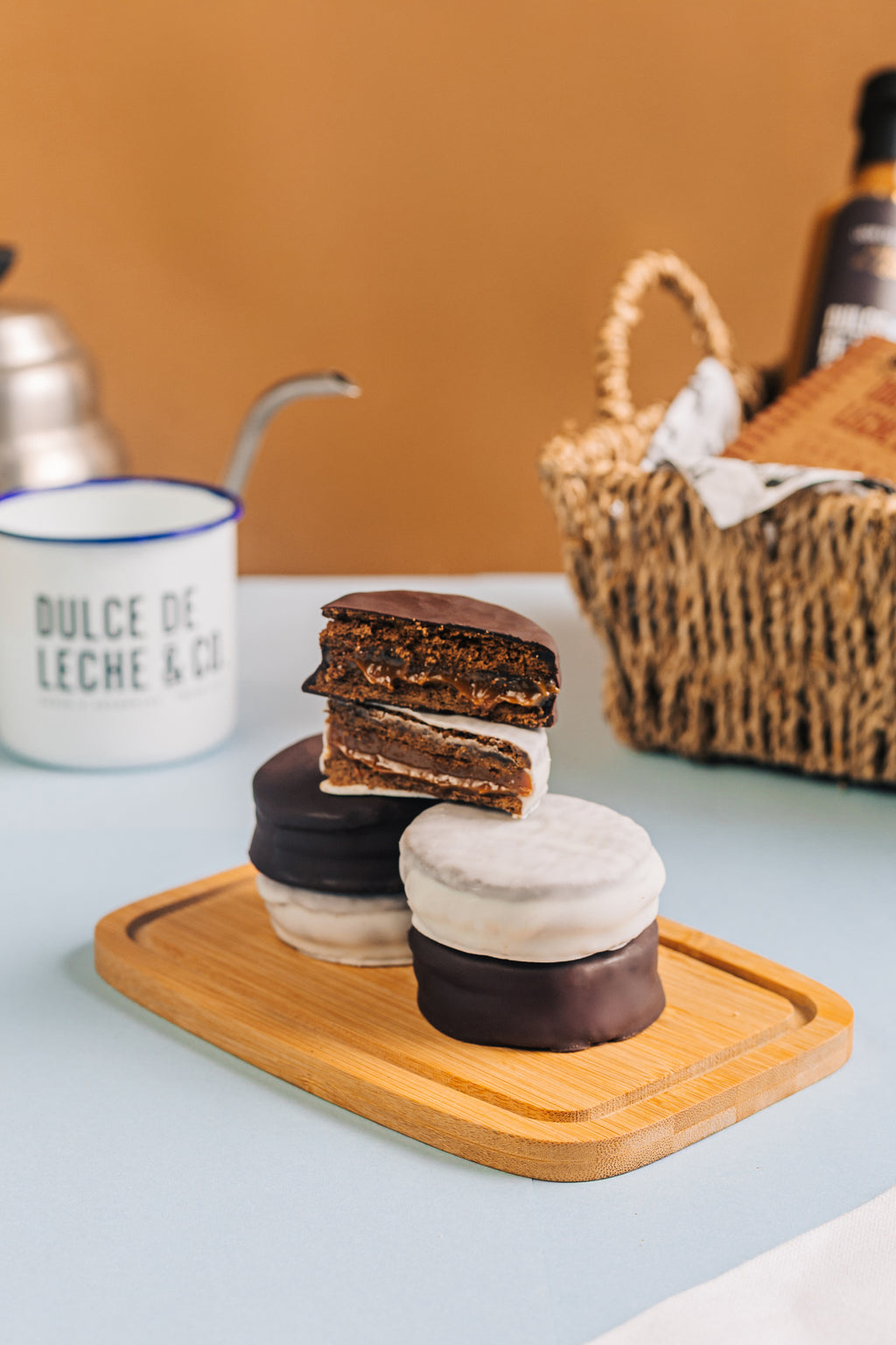 Alfajor MIX de Chocolate Branco e Meio Amargo 60g caixa x 6 unidades