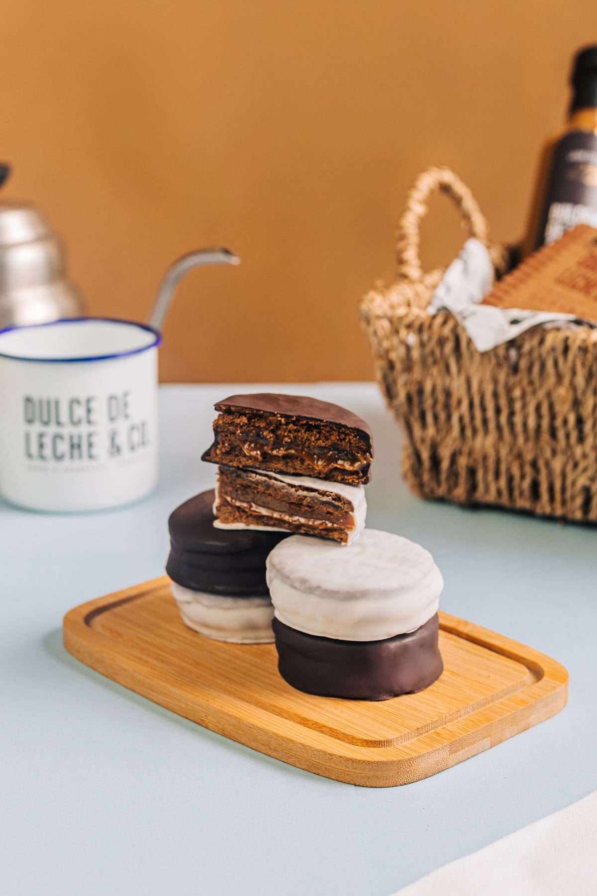 Alfajor MIX de Chocolate Branco e Meio Amargo 60g caixa x 6 unidades